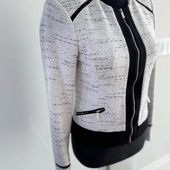 Chic Monochrome Women's Blazer - Picture 3 of 3